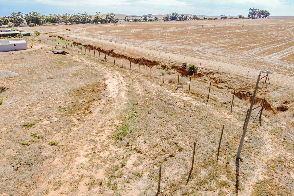 Spacious Plot with Approved Building Plans – Excellent Opportunity - Photo 5