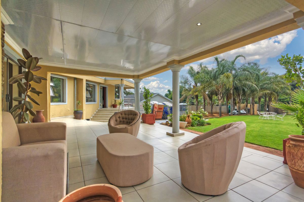 AN EXCEPTIONAL FAMILY HOME IN THE HEART OF BRAMLEY!!! - Photo 5