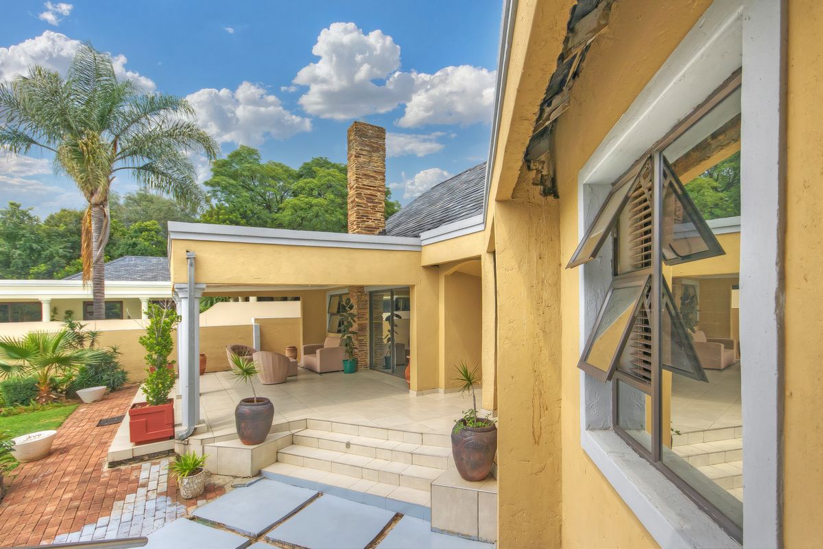 AN EXCEPTIONAL FAMILY HOME IN THE HEART OF BRAMLEY!!! - Photo 4