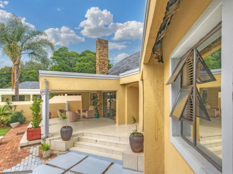 AN EXCEPTIONAL FAMILY HOME IN THE HEART OF BRAMLEY!!! - Photo 4