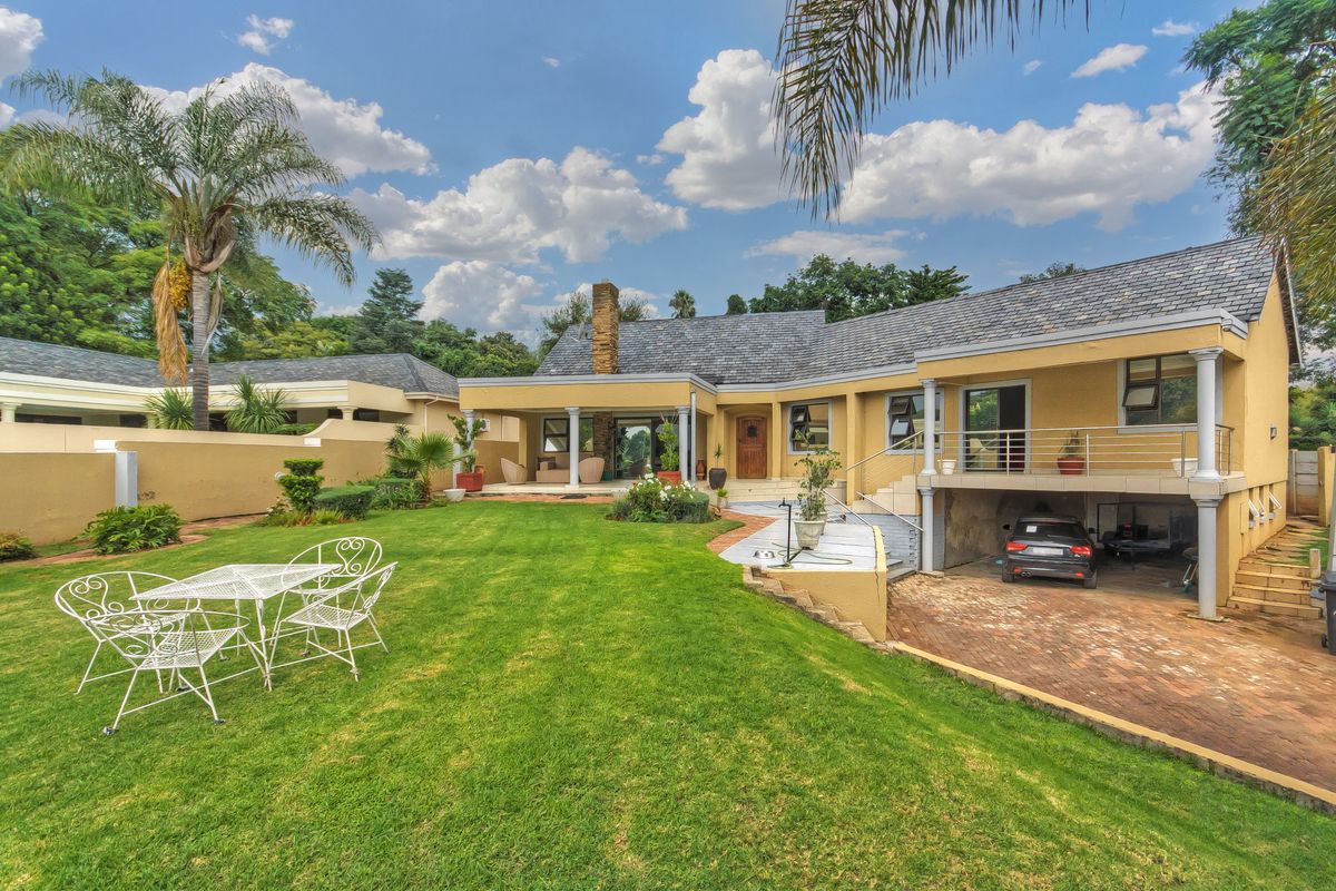 AN EXCEPTIONAL FAMILY HOME IN THE HEART OF BRAMLEY!!! - Photo 2