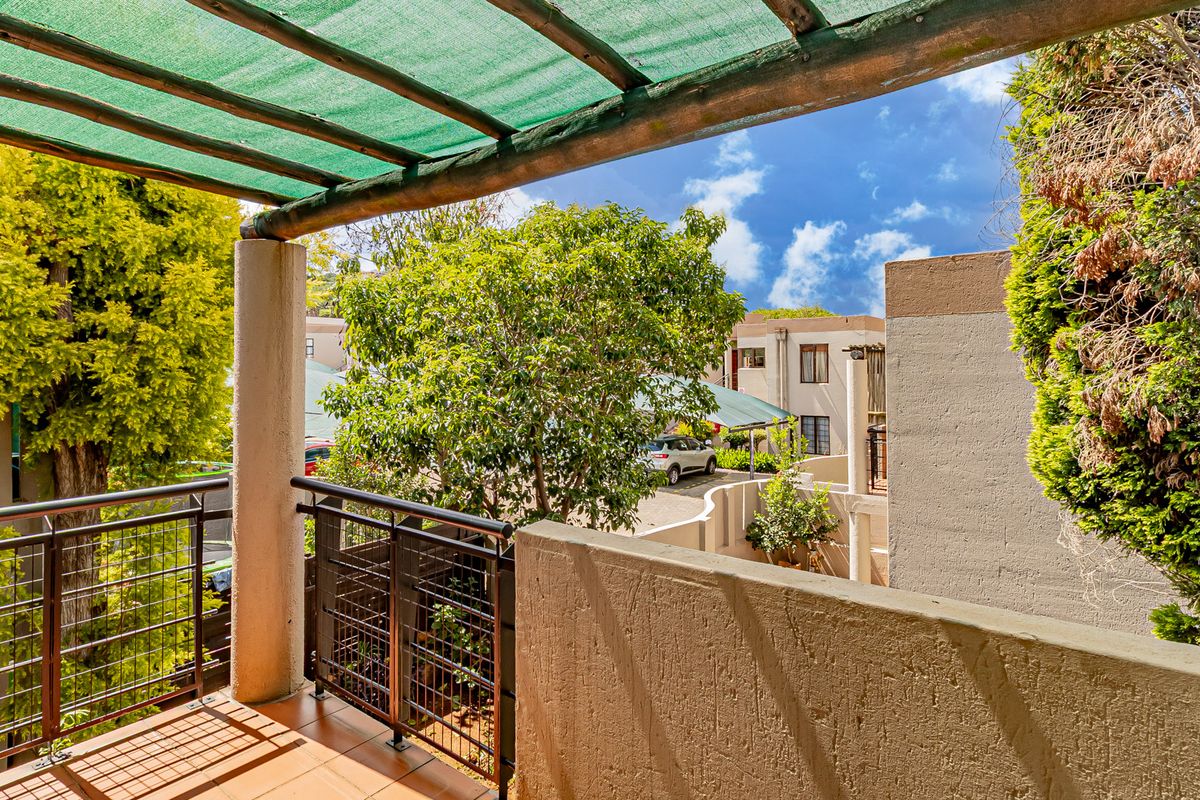 2 Bedroom 1 Bathroom First Floor Pet friendly Apartment To Let in Glenvista - Photo 4