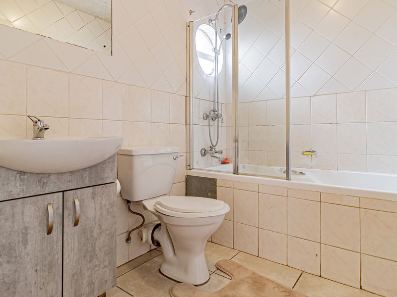 2 Bedroom 1 Bathroom First Floor Pet friendly Apartment To Let in Glenvista - Photo 8