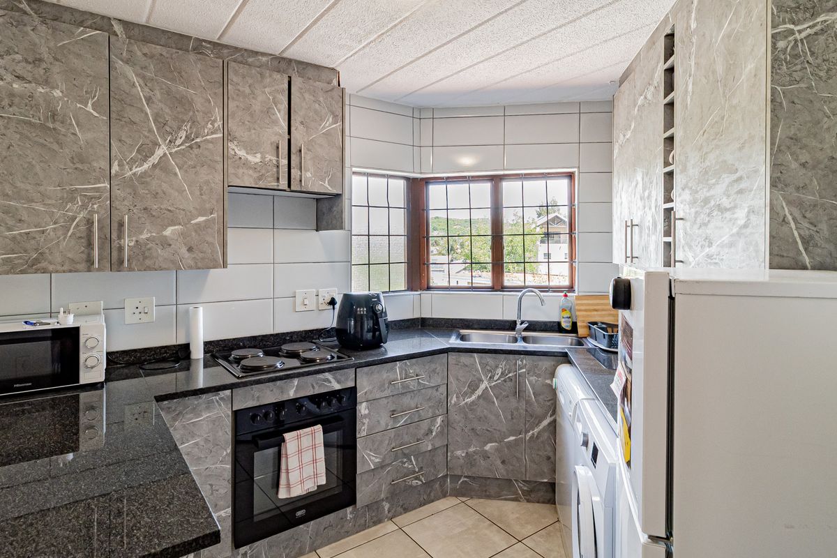 2 Bedroom 1 Bathroom First Floor Pet friendly Apartment To Let in Glenvista - Photo 2