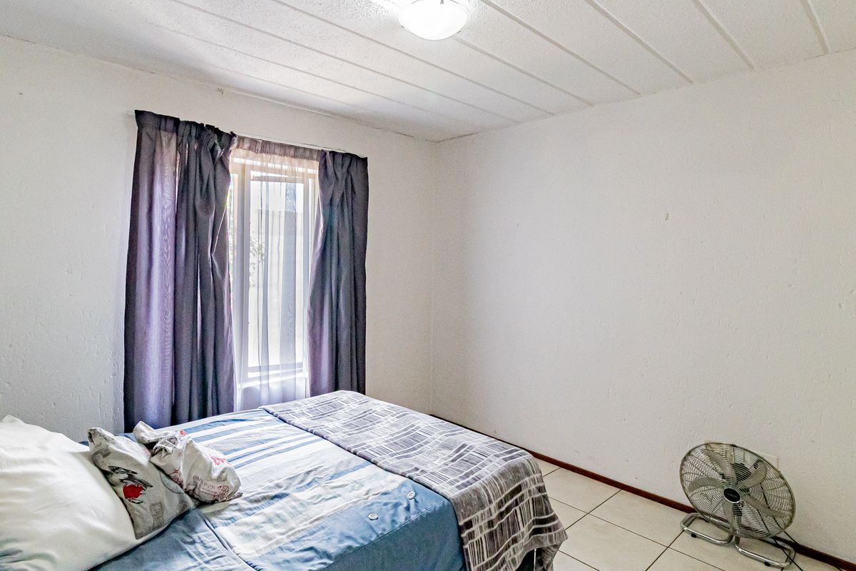 2 Bedroom 1 Bathroom First Floor Pet friendly Apartment To Let in Glenvista - Photo 3