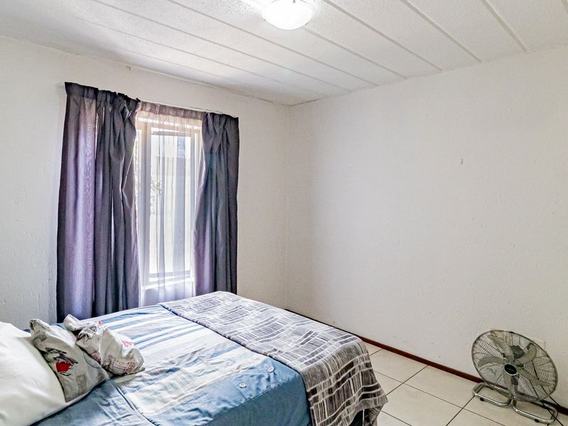 2 Bedroom 1 Bathroom First Floor Pet friendly Apartment To Let in Glenvista - Photo 3