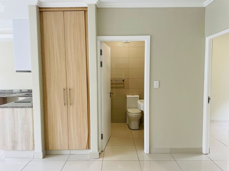 Modern 2-Bedroom Apartment in Umhlanga - Photo 9