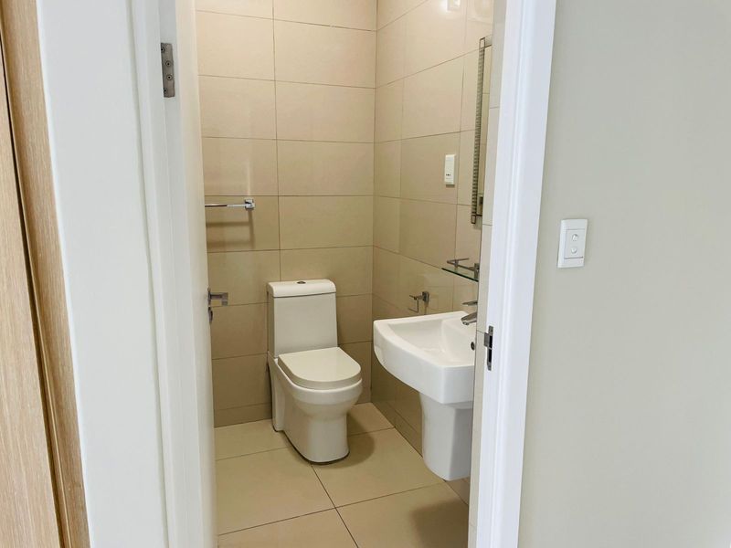Modern 2-Bedroom Apartment in Umhlanga - Photo 10