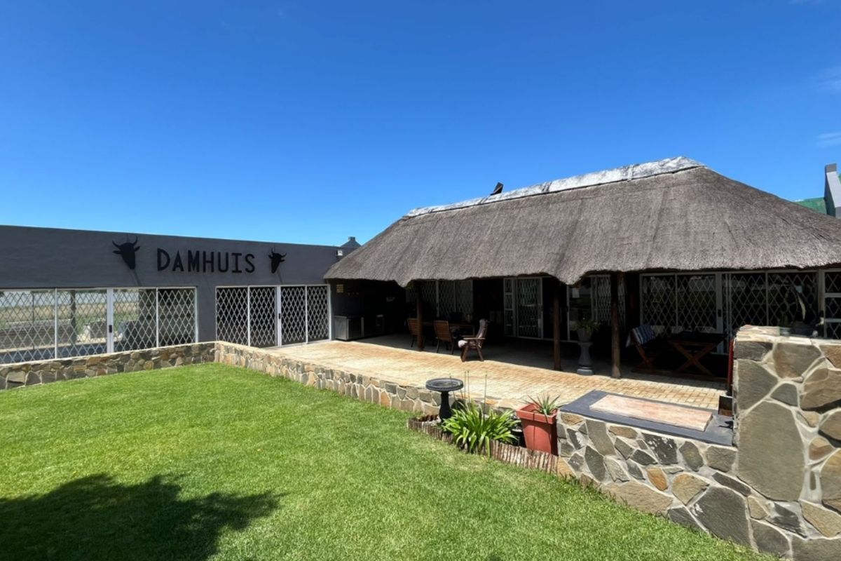 Immaculate prime 5-Bedroom smallholding next to Vaal dam with indoor pool, solar power and flatlet. - Photo 5