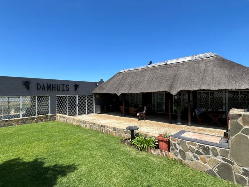 Immaculate prime 5-Bedroom smallholding next to Vaal dam with indoor pool, solar power and flatlet. - Photo 5