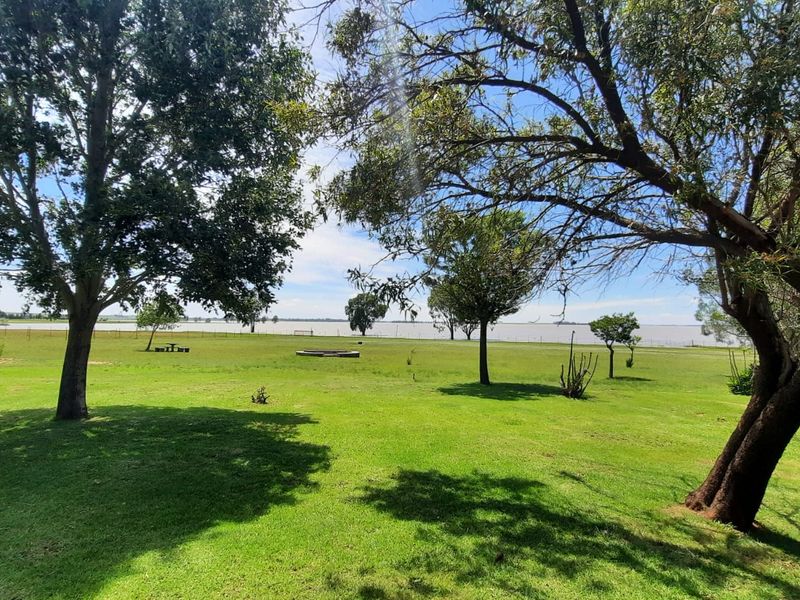 Immaculate prime 5-Bedroom smallholding next to Vaal dam with indoor pool, solar power and flatlet. - Photo 4