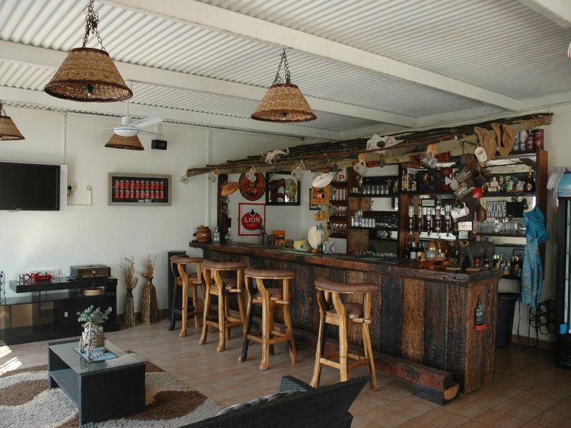 Immaculate prime 5-Bedroom smallholding next to Vaal dam with indoor pool, solar power and flatlet. - Photo 9