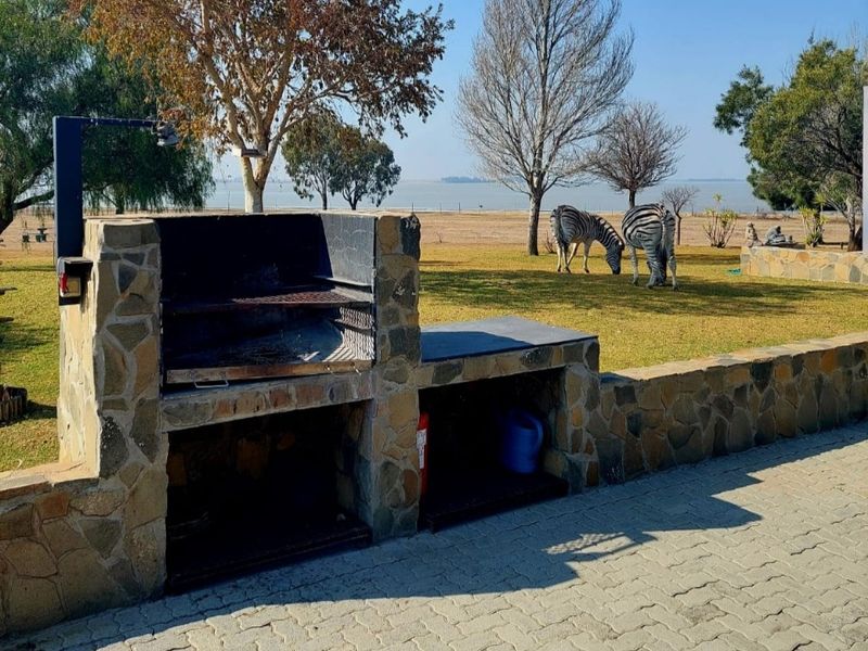 Immaculate prime 5-Bedroom smallholding next to Vaal dam with indoor pool, solar power and flatlet. - Photo 8