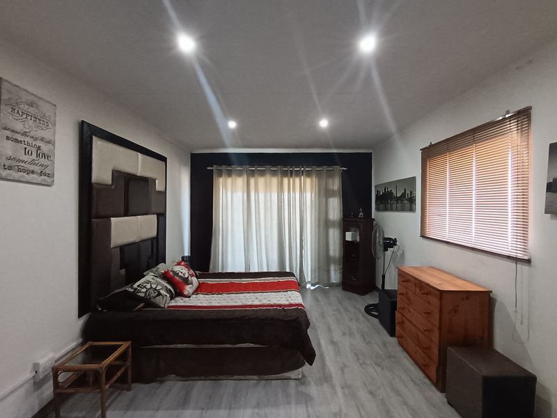 Immaculate prime 5-Bedroom smallholding next to Vaal dam with indoor pool, solar power and flatlet. - Photo 6