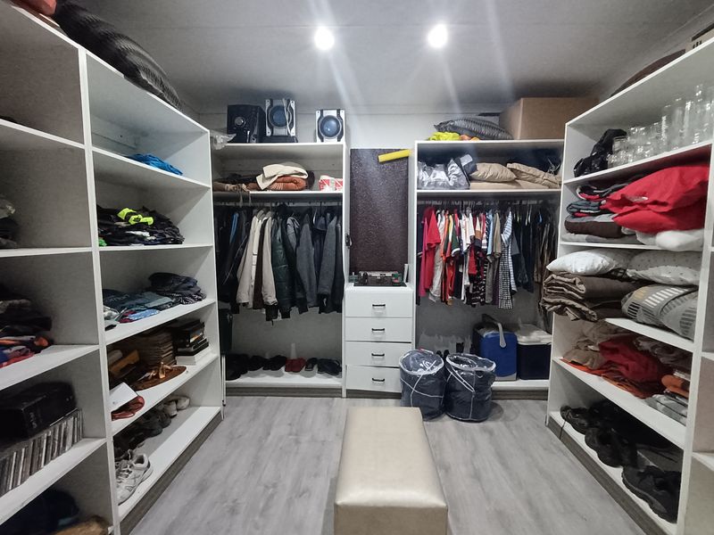 Immaculate prime 5-Bedroom smallholding next to Vaal dam with indoor pool, solar power and flatlet. - Photo 7