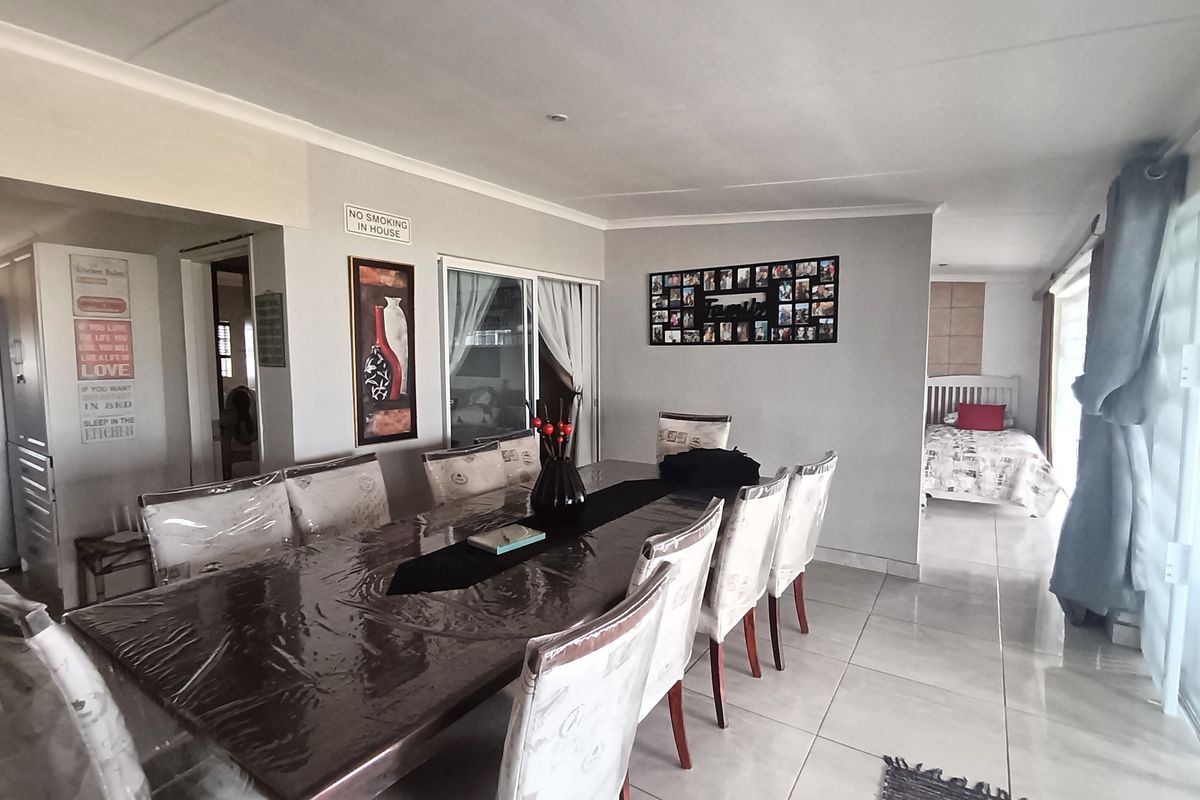 Immaculate prime 5-Bedroom smallholding next to Vaal dam with indoor pool, solar power and flatlet. - Photo 2