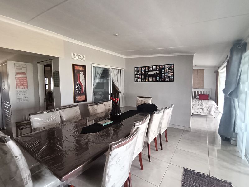 Immaculate prime 5-Bedroom smallholding next to Vaal dam with indoor pool, solar power and flatlet. - Photo 2