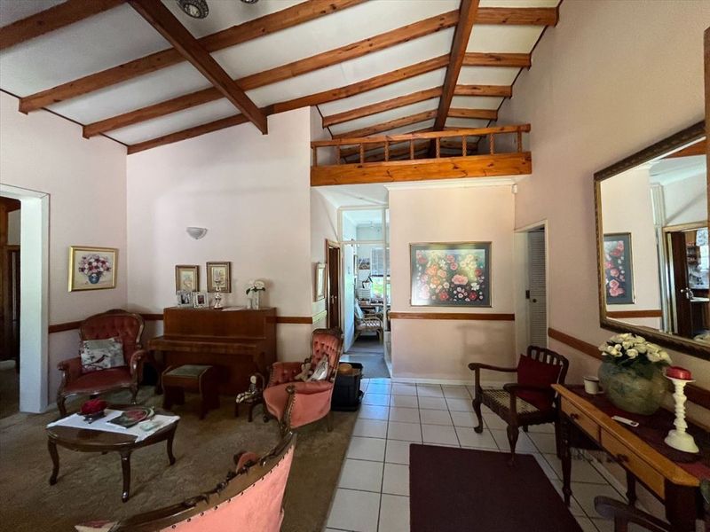 SPACIOUS fAMILY HOME!! - Photo 10