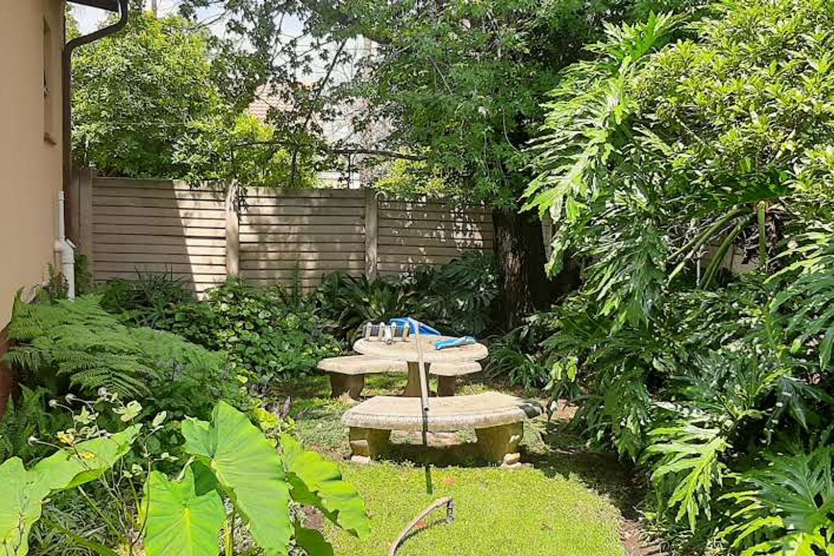 SPACIOUS fAMILY HOME!! - Photo 2