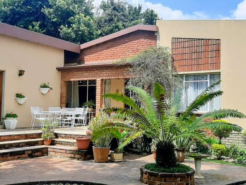 SPACIOUS fAMILY HOME!! - Photo 1