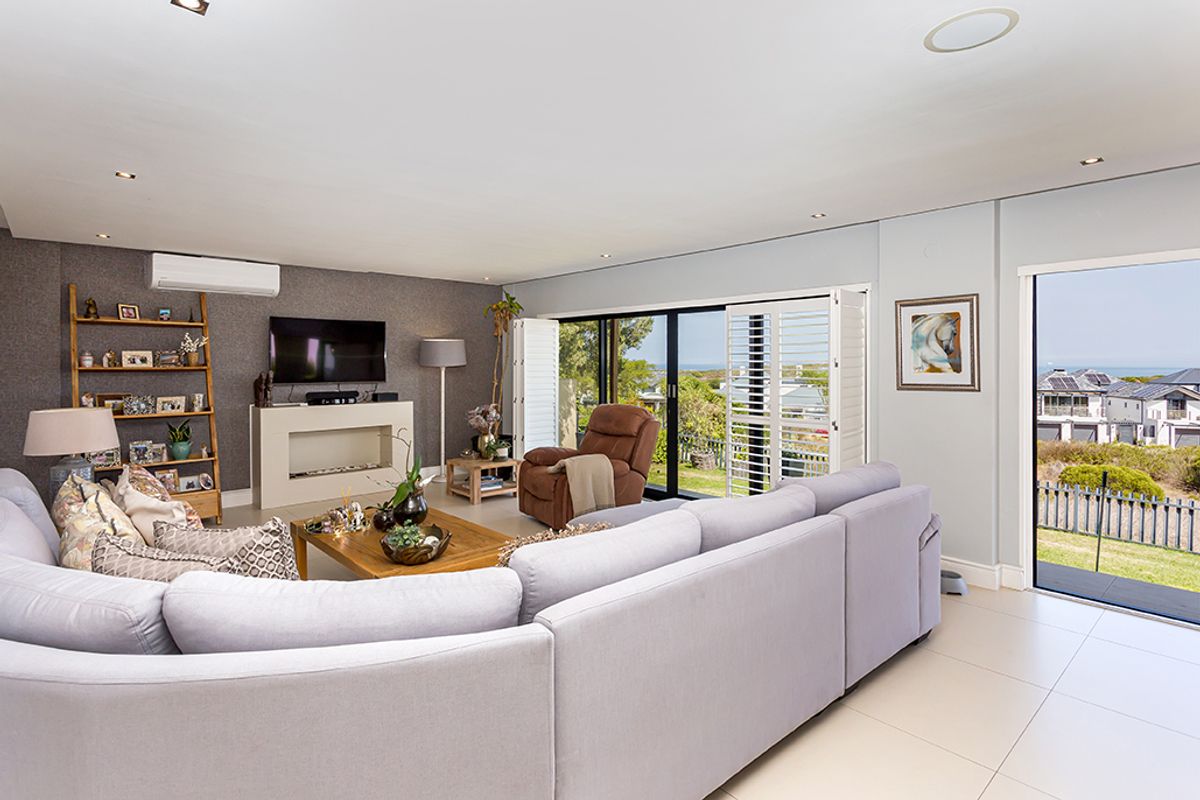 Luxury Multi-Level Living with Unrivalled Views - Photo 3