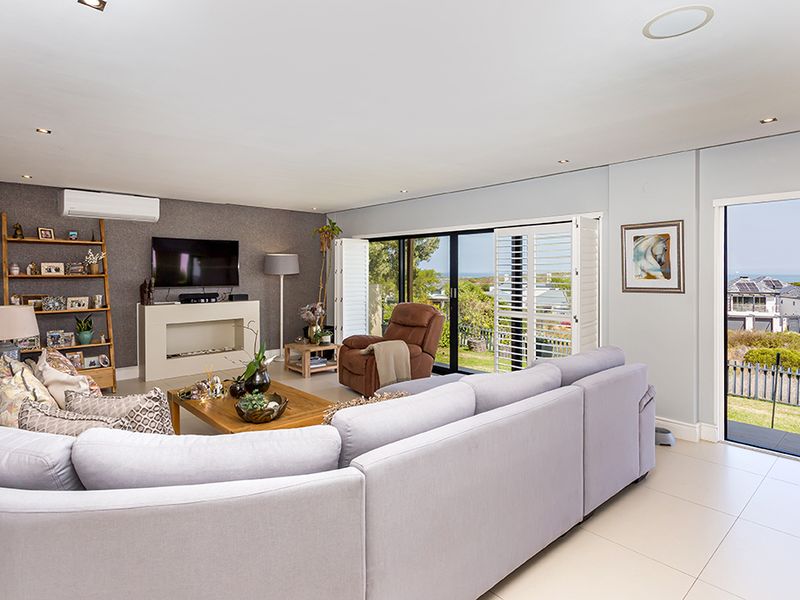 Luxury Multi-Level Living with Unrivalled Views - Photo 3