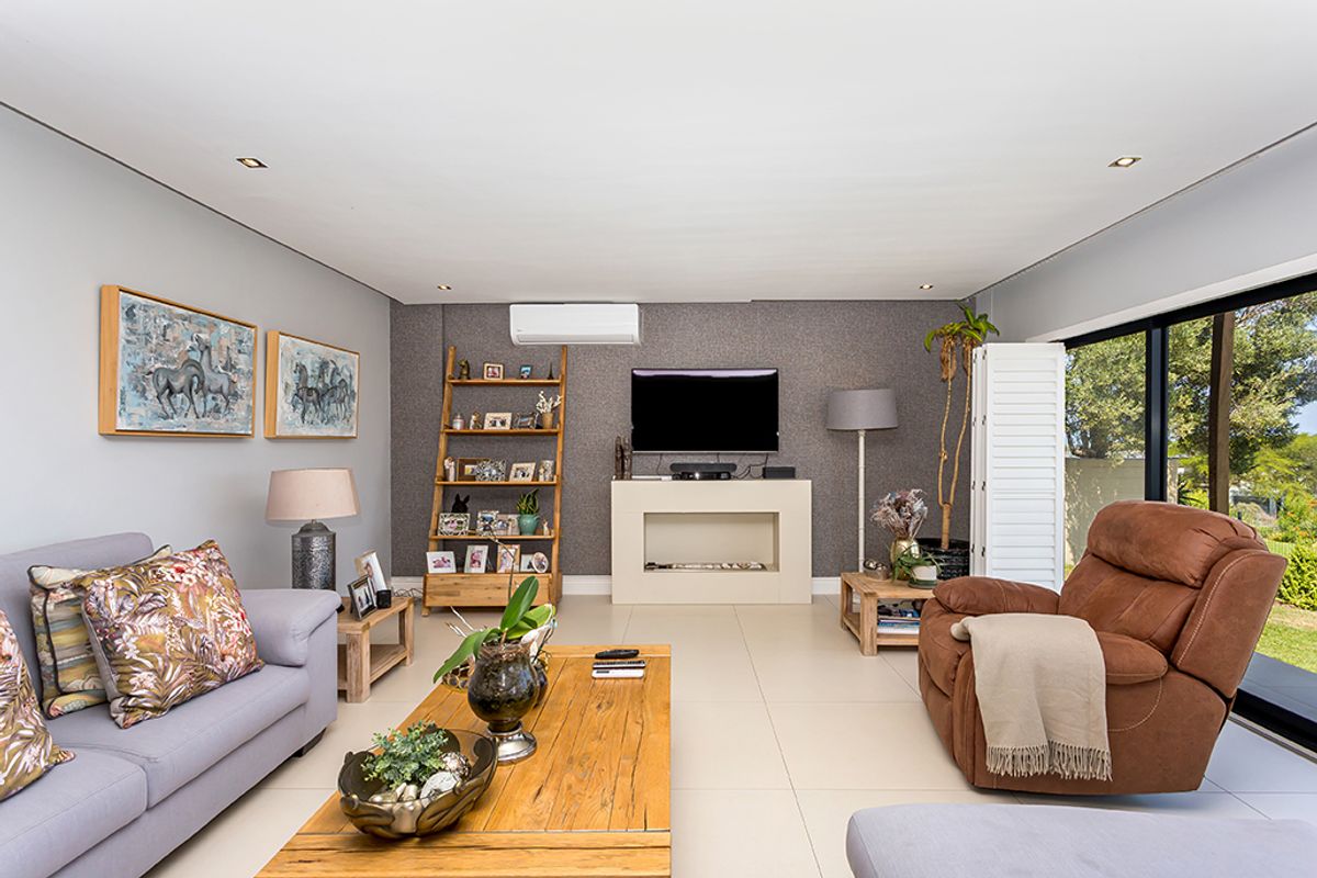 Luxury Multi-Level Living with Unrivalled Views - Photo 2