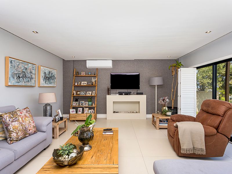 Luxury Multi-Level Living with Unrivalled Views - Photo 2