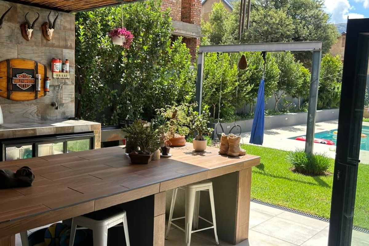 Stunning 3-Bedroom Family Haven in Leloko Estate – Wildlife Views & Huge Pool! - Photo 4