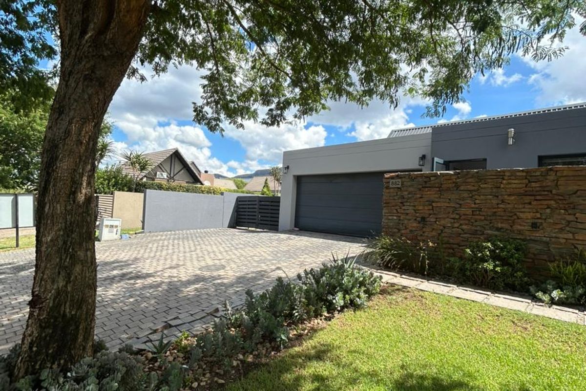 Stunning 3-Bedroom Family Haven in Leloko Estate – Wildlife Views & Huge Pool! - Photo 2