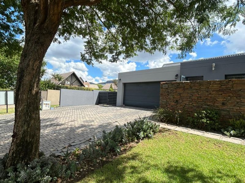 Stunning 3-Bedroom Family Haven in Leloko Estate – Wildlife Views & Huge Pool! - Photo 2