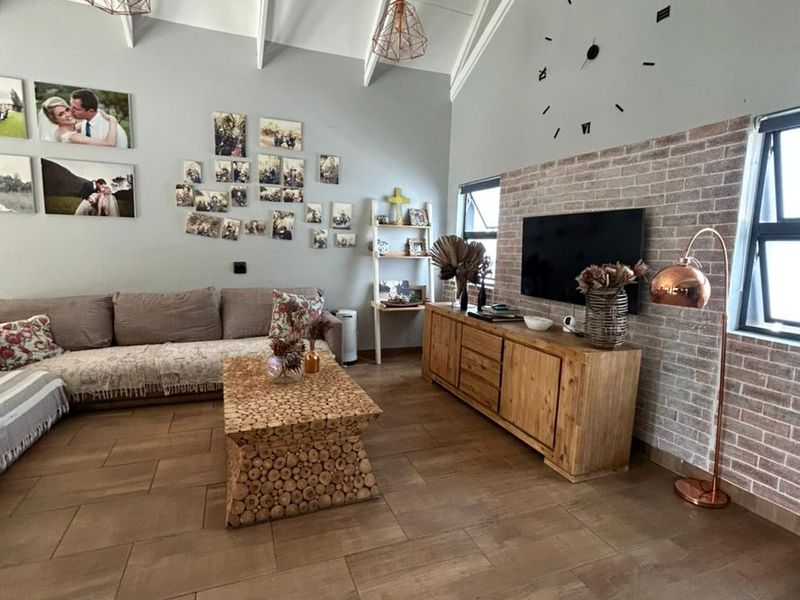 Stunning 3-Bedroom Family Haven in Leloko Estate – Wildlife Views & Huge Pool! - Photo 8