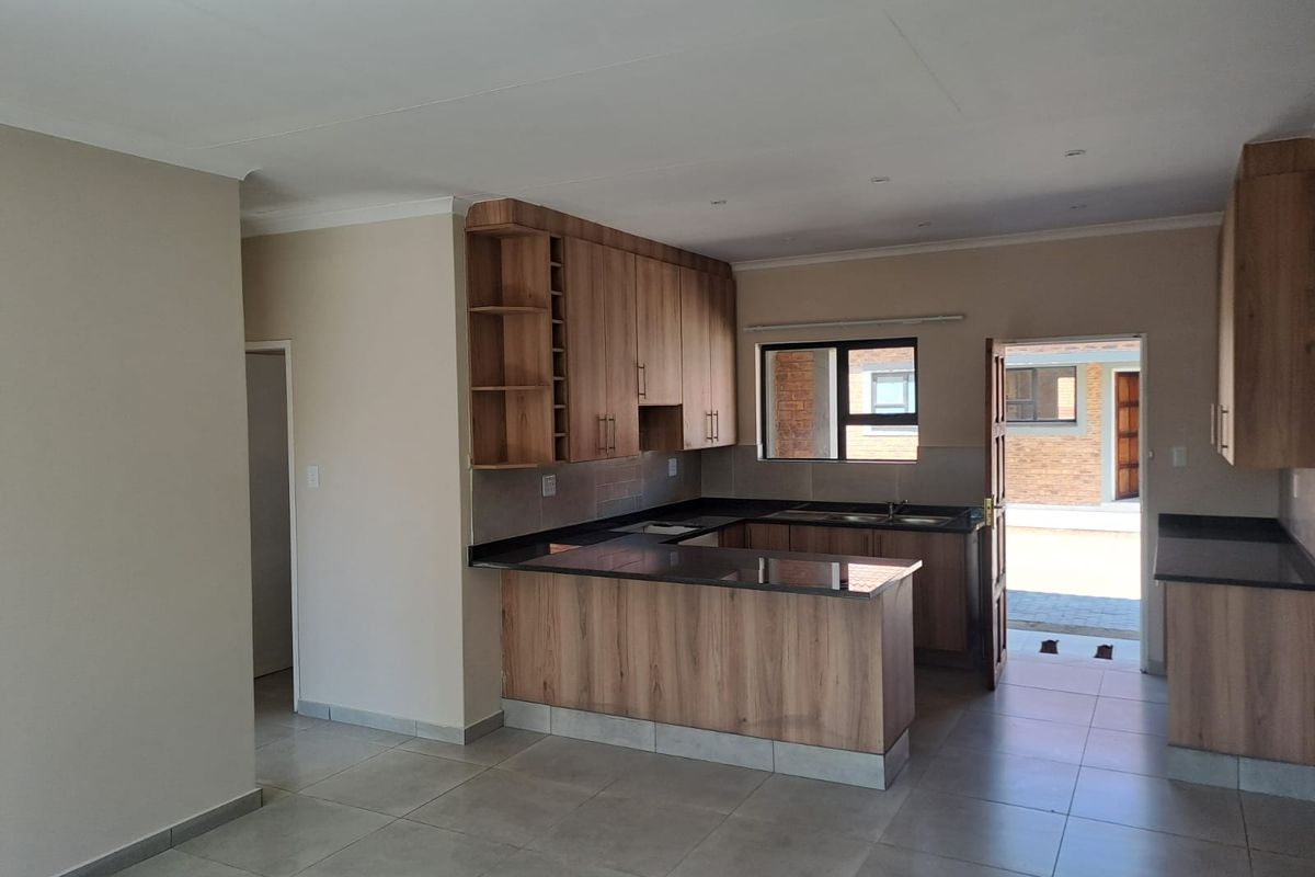 2 Bedroom 2 Bathroom Townhouse for Sale in Riversdale - Photo 4