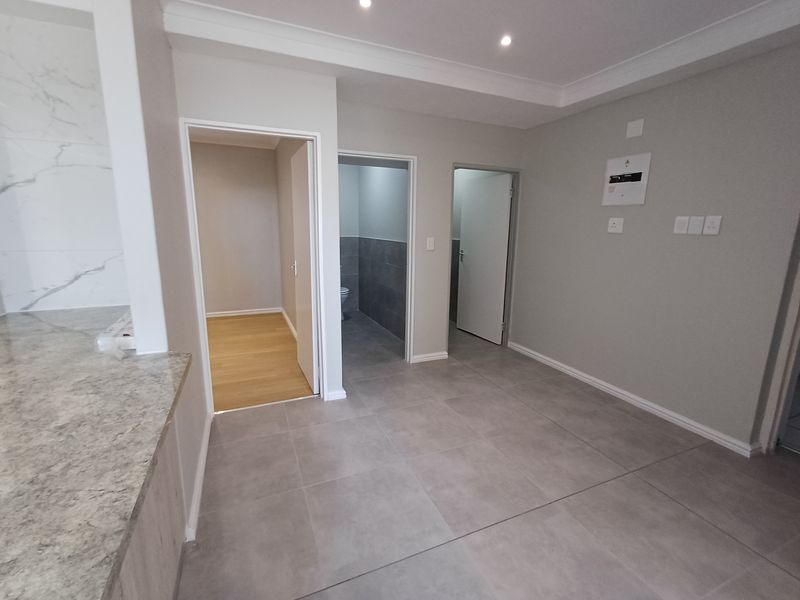 Stylishly Refurbished 2-Bedroom Apartment in Prime Broad Road Medi-Centre - Photo 6