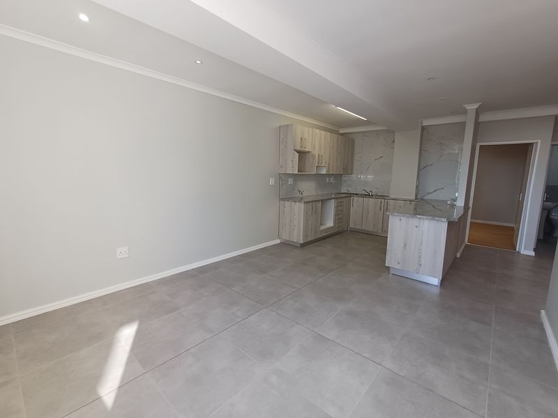 Stylishly Refurbished 2-Bedroom Apartment in Prime Broad Road Medi-Centre - Photo 3