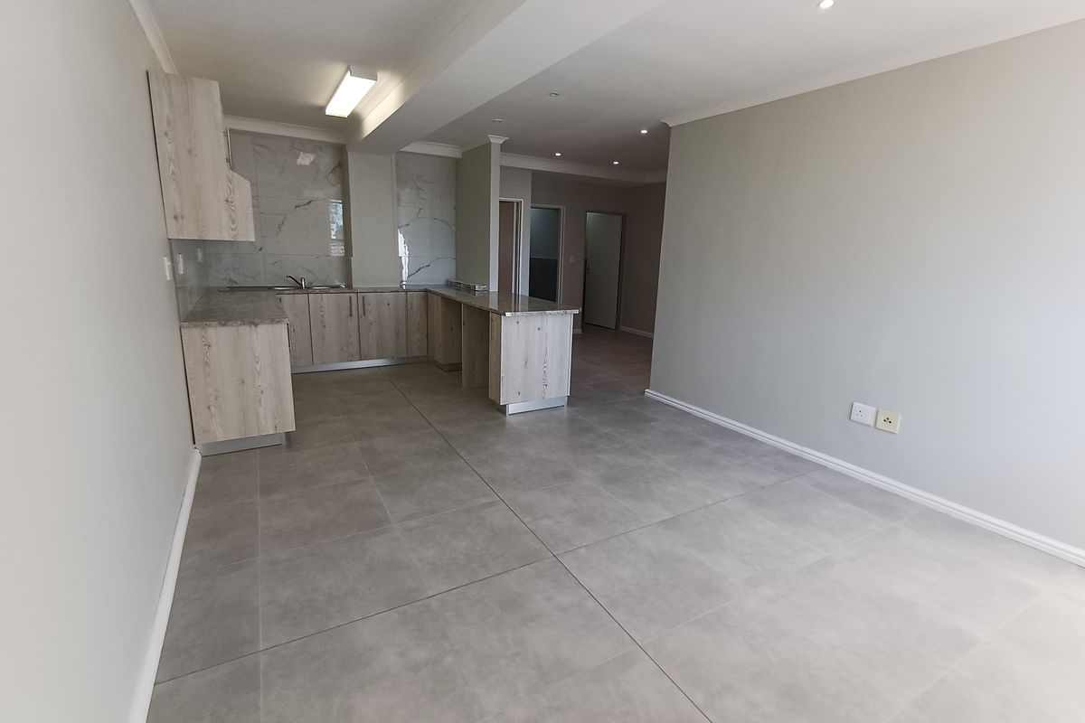 Stylishly Refurbished 2-Bedroom Apartment in Prime Broad Road Medi-Centre - Photo 2