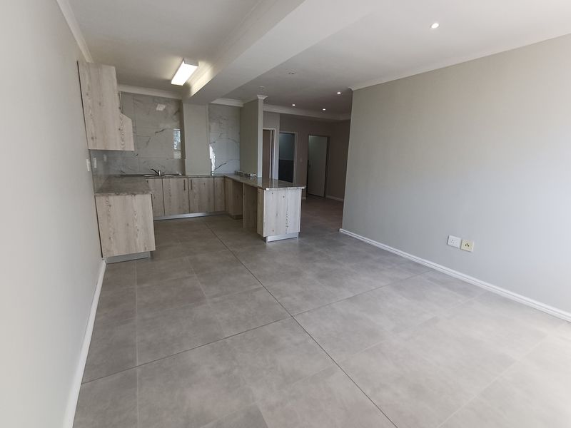 Stylishly Refurbished 2-Bedroom Apartment in Prime Broad Road Medi-Centre - Photo 2