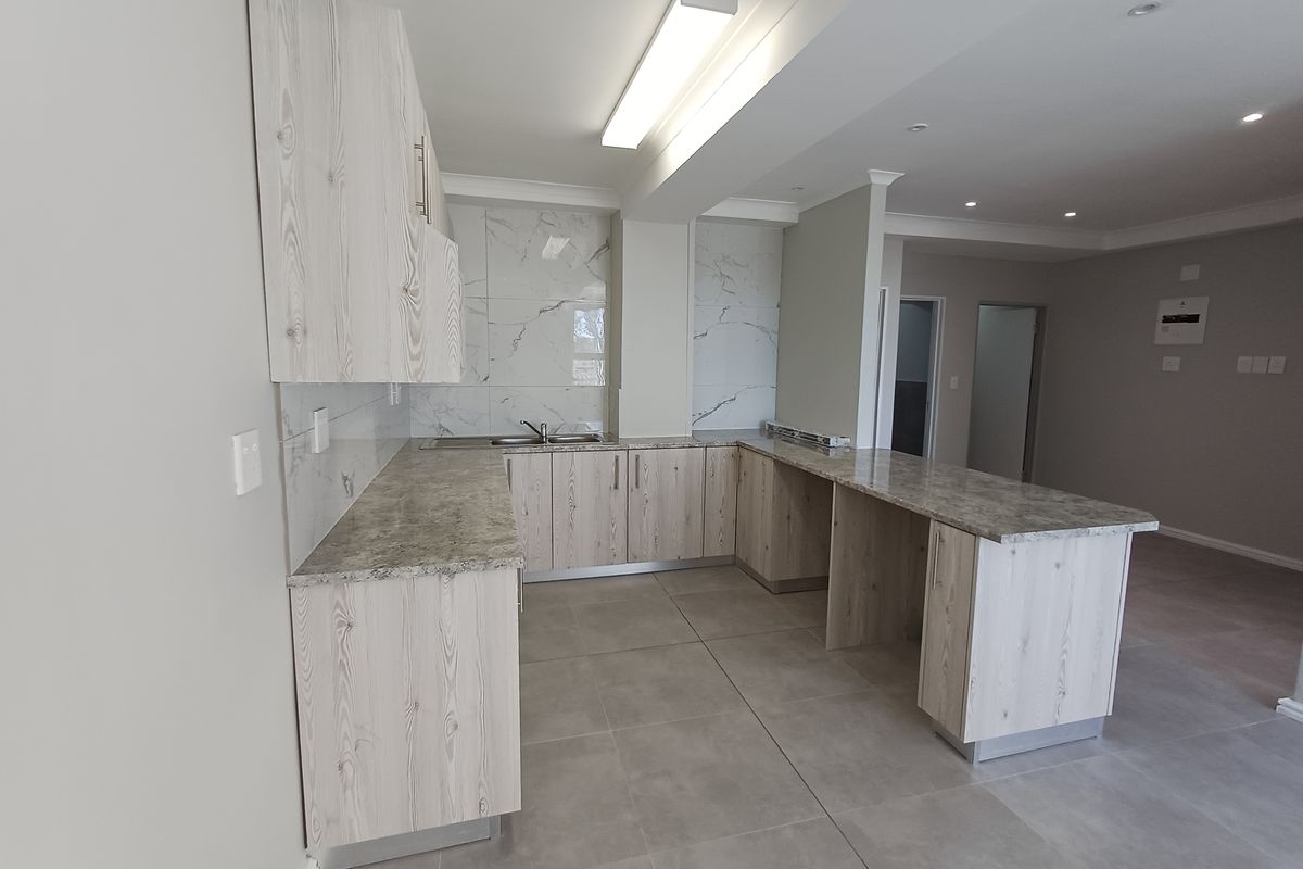 Stylishly Refurbished 2-Bedroom Apartment in Prime Broad Road Medi-Centre - Photo 5