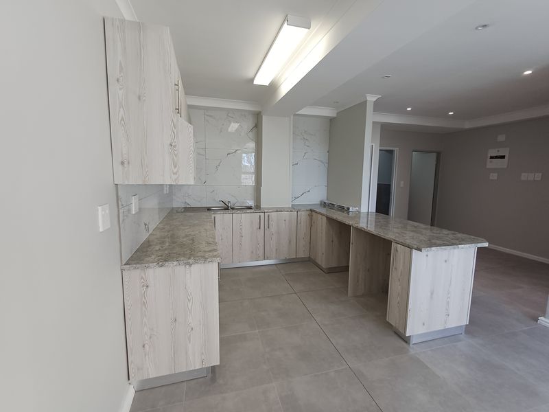 Stylishly Refurbished 2-Bedroom Apartment in Prime Broad Road Medi-Centre - Photo 5