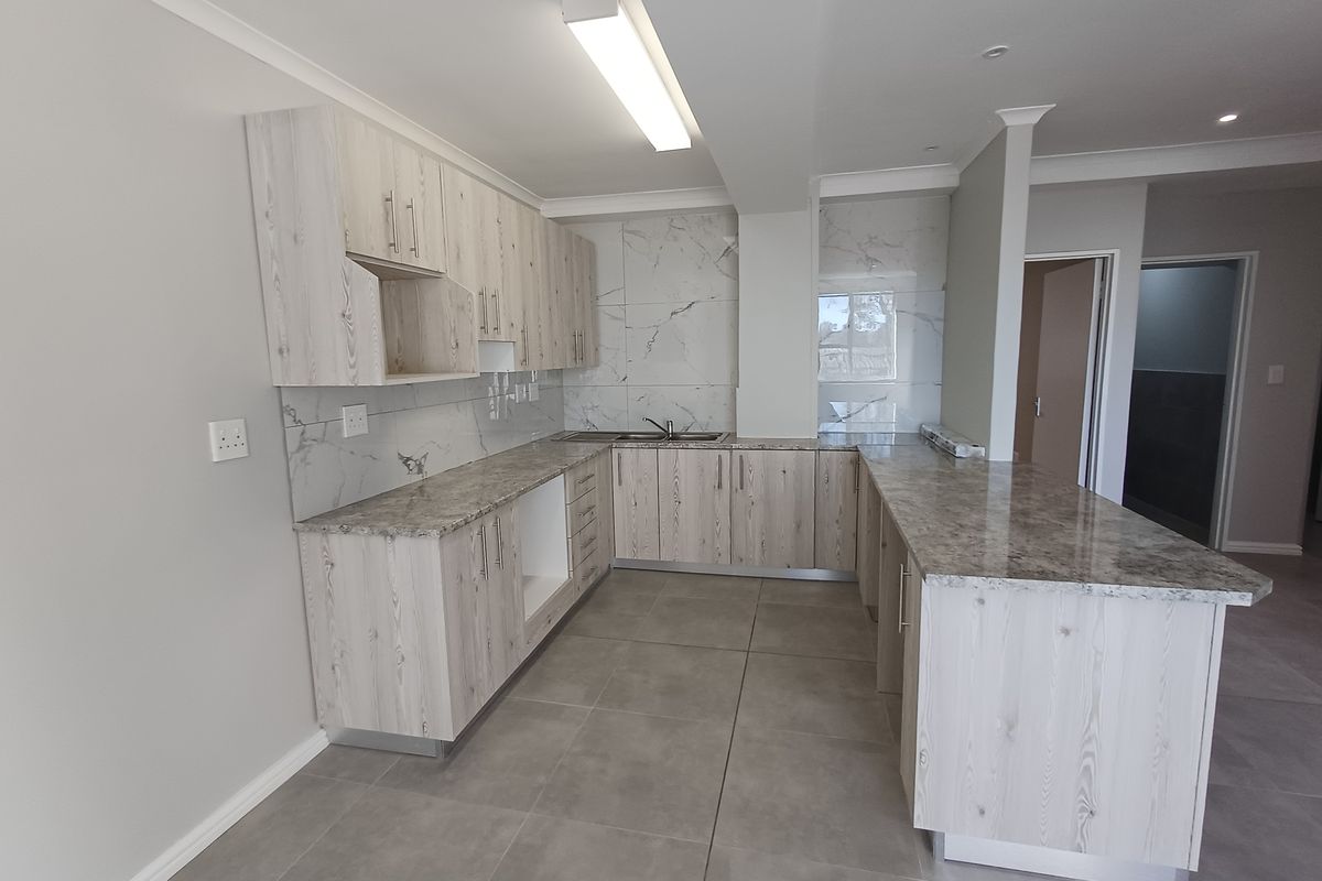 Stylishly Refurbished 2-Bedroom Apartment in Prime Broad Road Medi-Centre - Photo 4