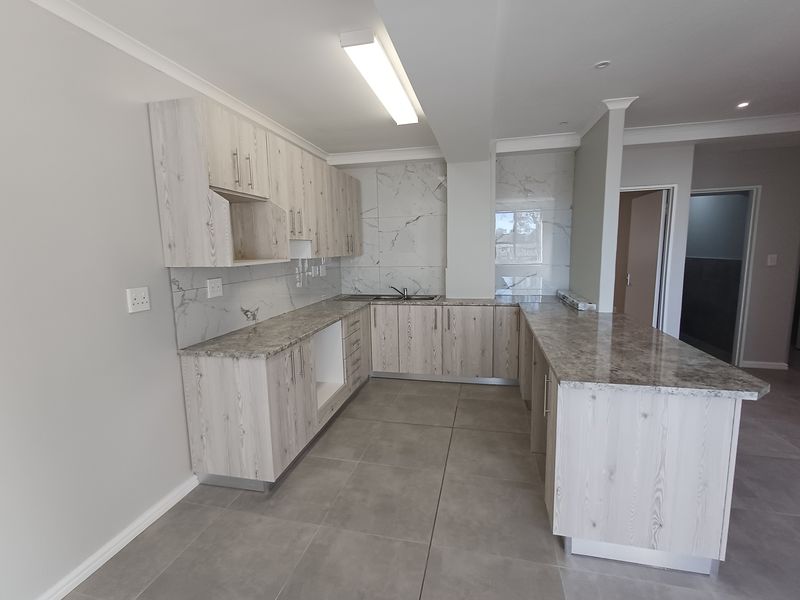 Stylishly Refurbished 2-Bedroom Apartment in Prime Broad Road Medi-Centre - Photo 4