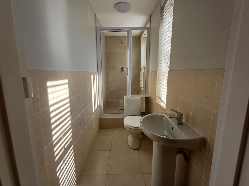 Stylishly Refurbished 2-Bedroom Apartment in Prime Broad Road Medi-Centre - Photo 10