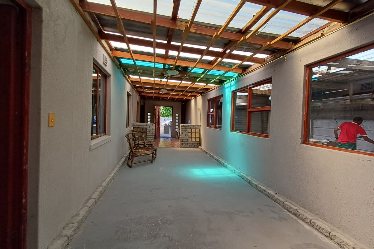 Spacious Family Home with Endless Potential in Kuils River - Photo 5