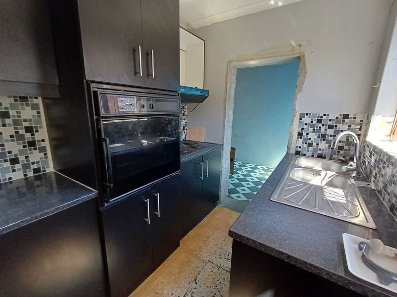 Spacious Family Home with Endless Potential in Kuils River - Photo 10