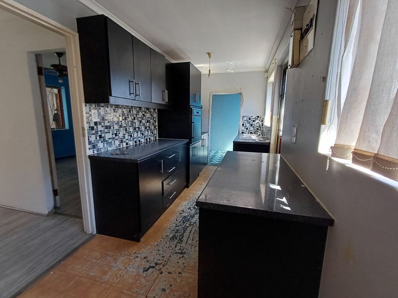 Spacious Family Home with Endless Potential in Kuils River - Photo 9