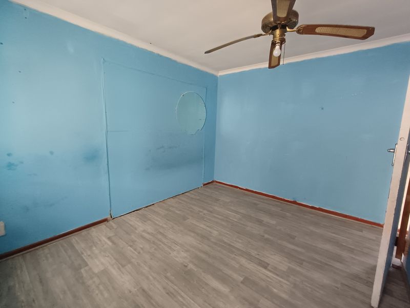 Spacious Family Home with Endless Potential in Kuils River - Photo 8