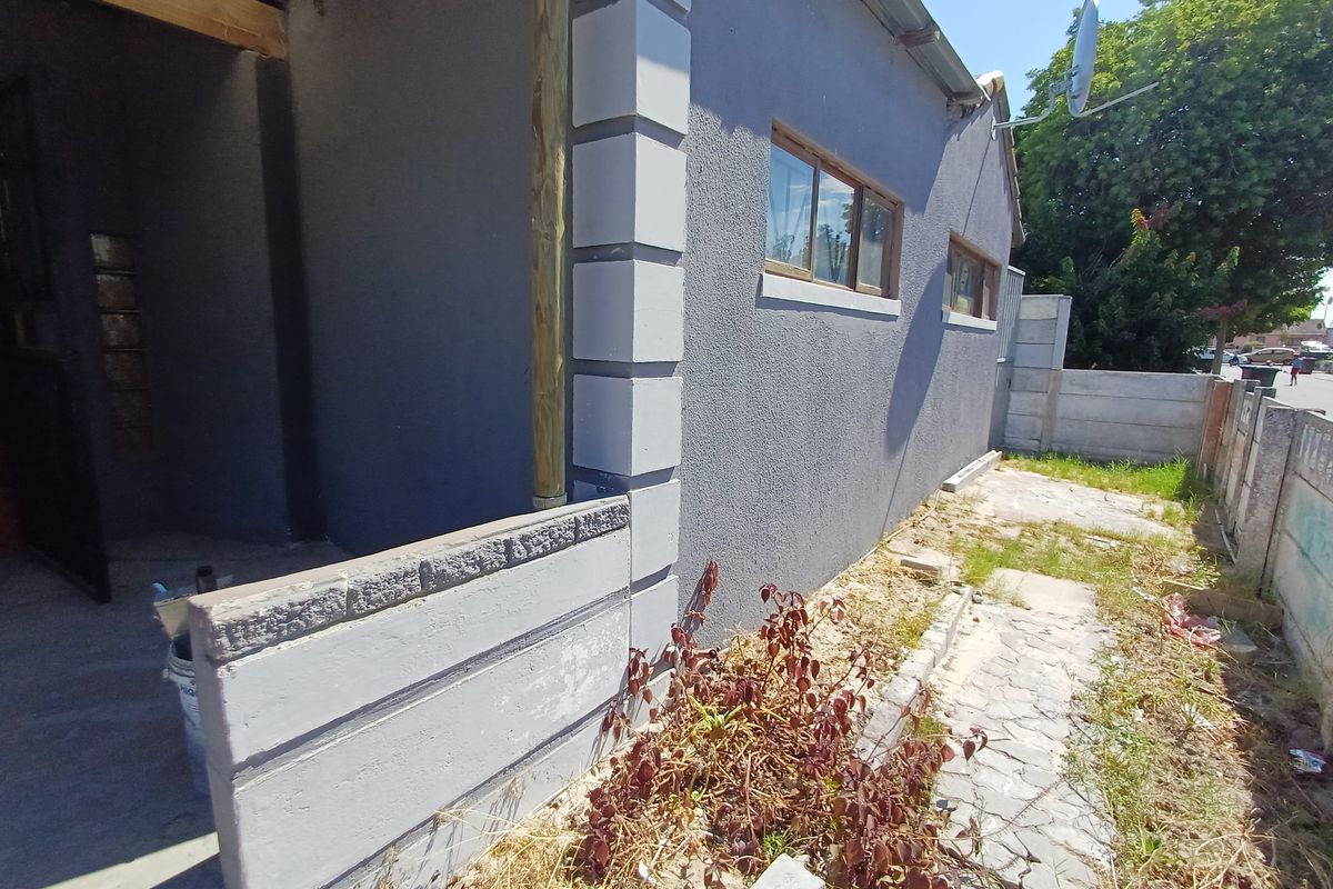 Spacious Family Home with Endless Potential in Kuils River - Photo 2