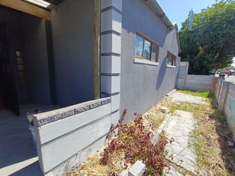 Spacious Family Home with Endless Potential in Kuils River - Photo 2