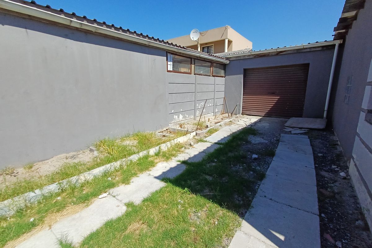 Spacious Family Home with Endless Potential in Kuils River - Photo 3