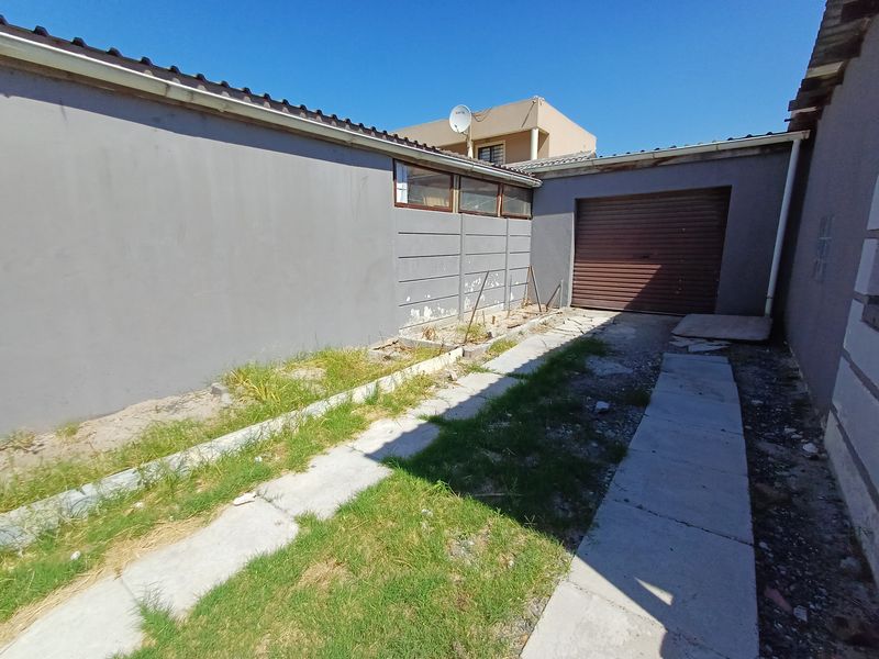 Spacious Family Home with Endless Potential in Kuils River - Photo 3